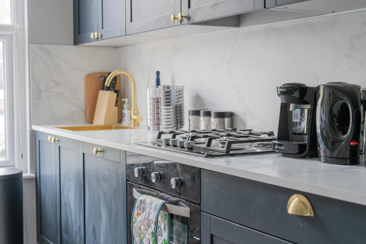 Stunning 3 Bed 3 Bath Townhouse Appartement *